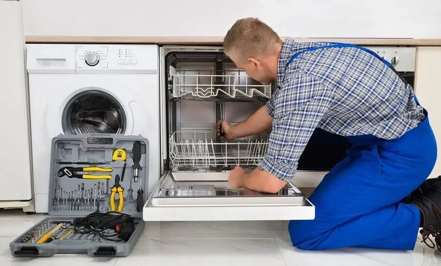 Kalecik Gaggenau servisi teknisyen ekibi beyaz eşya tamiri yaparken